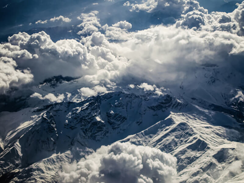 Фото снежные горы в облаках