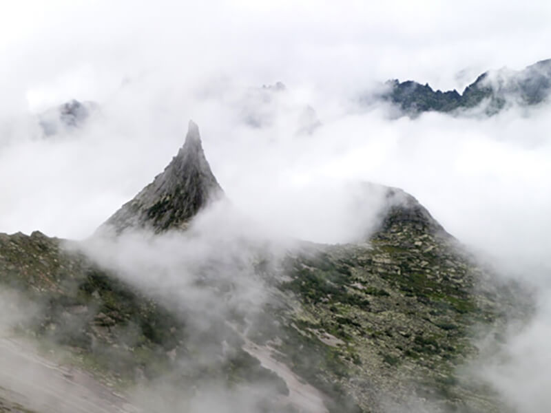 Фото горы в тумане